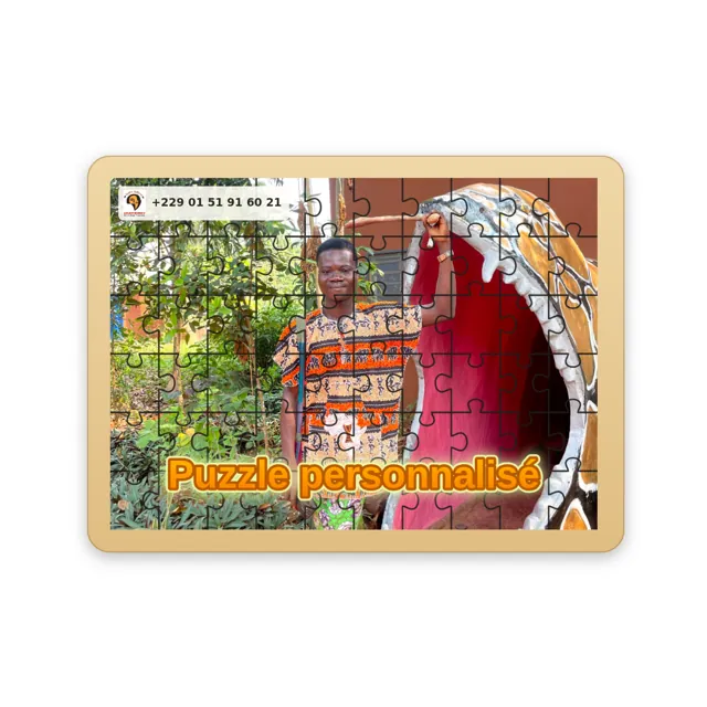 Exemple de puzzle personnalisé : portrait d’un homme en chemise imprimée devant une grande jarre décorative