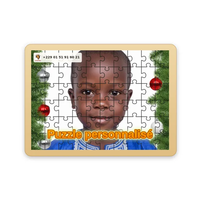 Exemple de puzzle personnalisé : portrait d’un petit garçon en boubou bleu dans un cadre de Noël